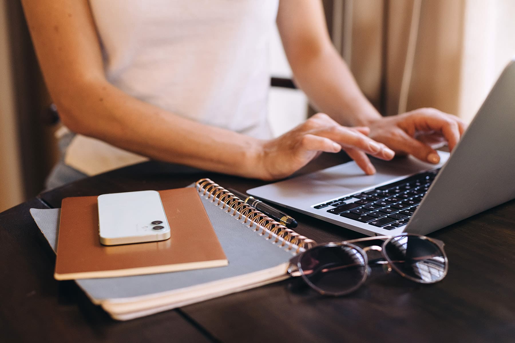 Online Business Manager vs Virtual Assistant: Which One Do You Need?